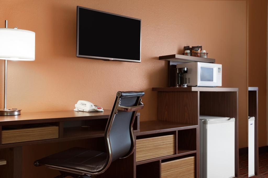 Super 8 By Wyndham Marion Motel Room photo