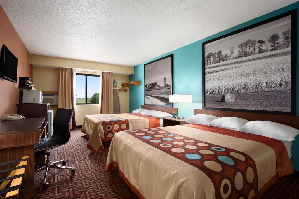 Super 8 By Wyndham Marion Motel Room photo